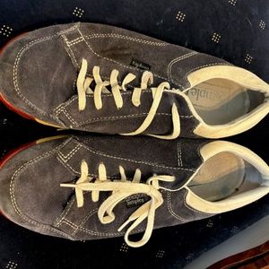 Simple navy suede tennis